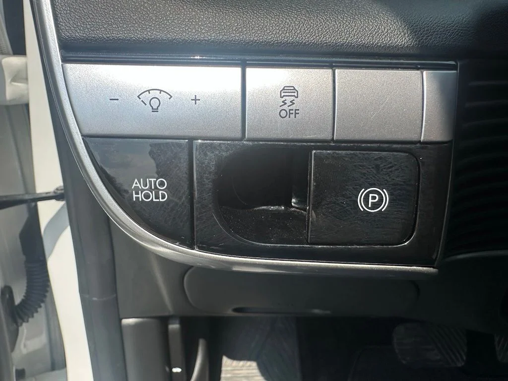 Used 2022 White Hyundai SE image 15