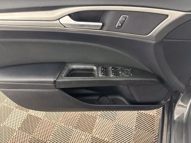 Used 2019 Gray Ford SE image 25