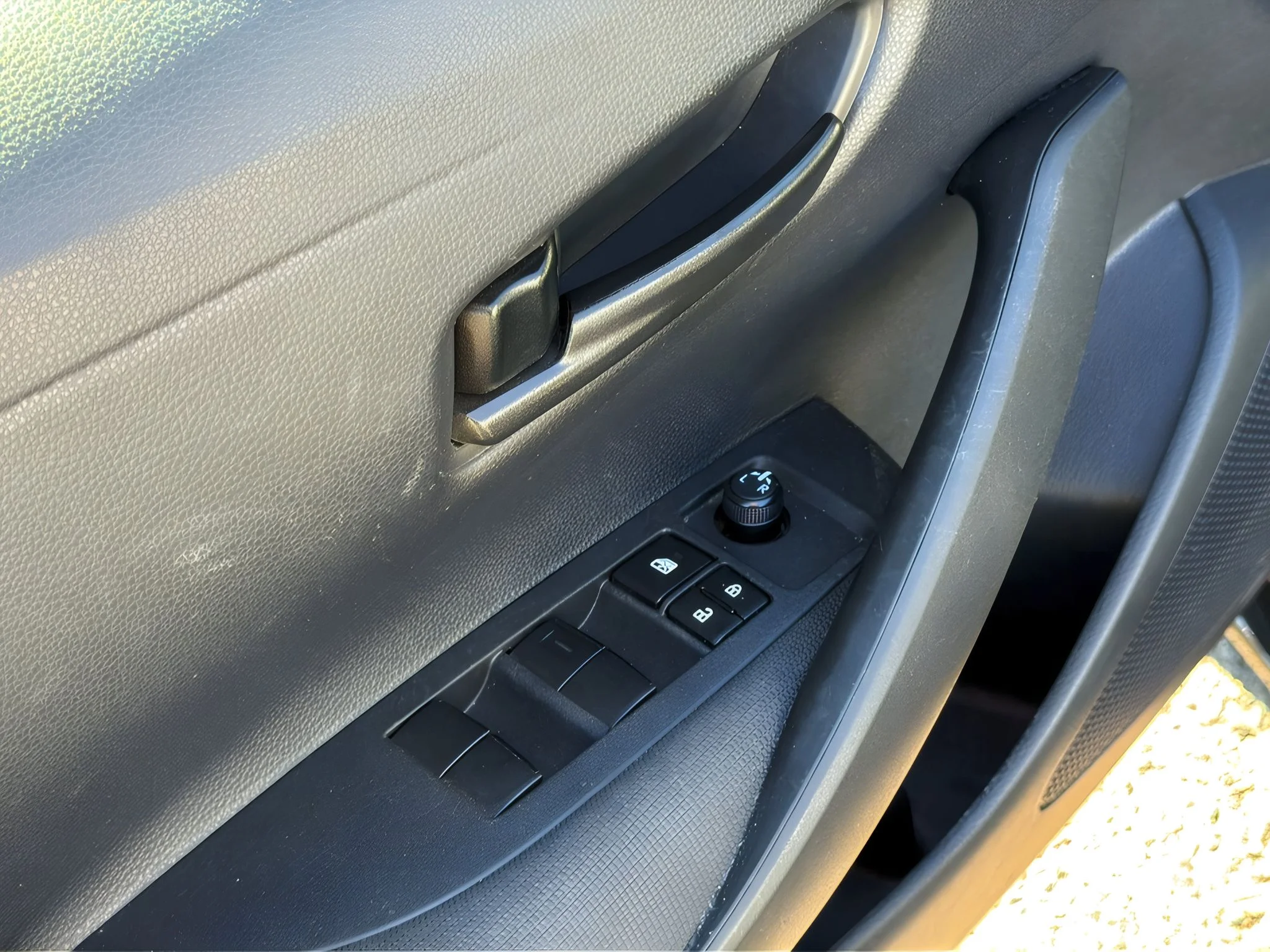 2025 Toyota Corolla LE - Photo 14