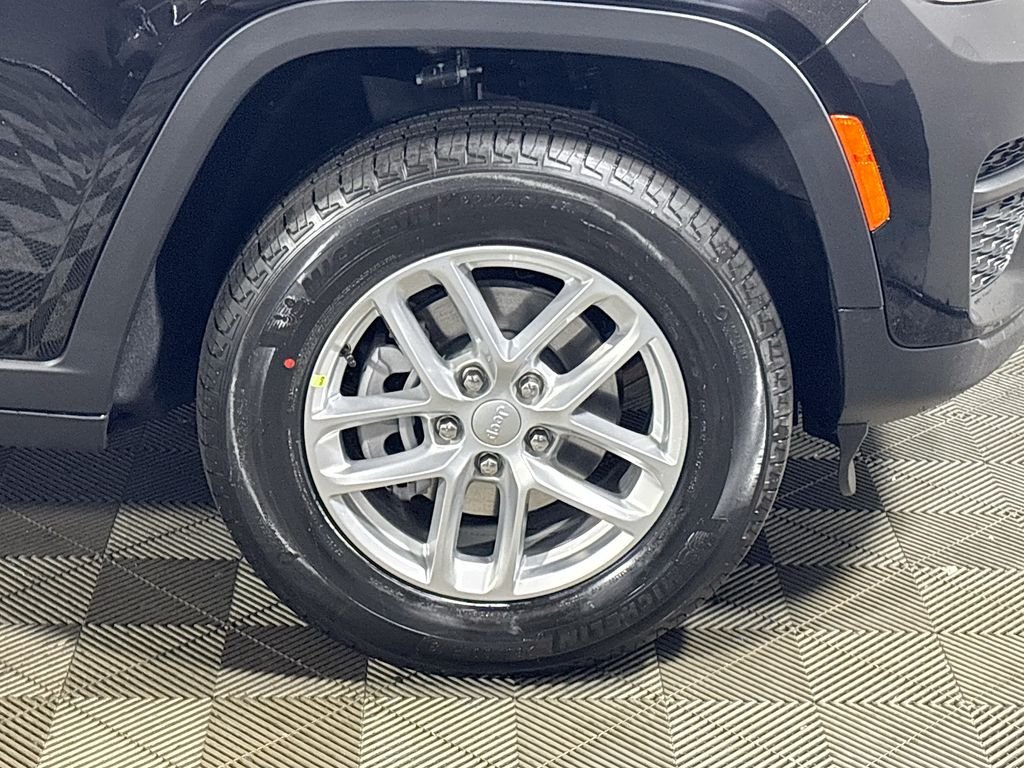 New 2026 Diamond Black Crystal Pearl-Coat Exterior Paint Jeep Laredo image 22