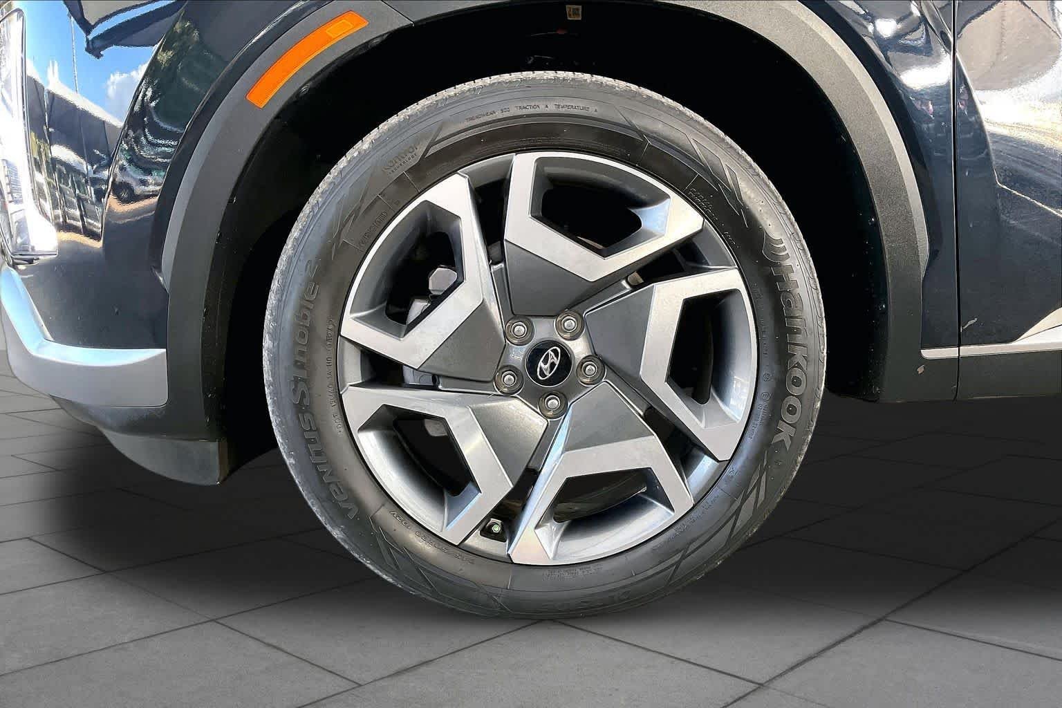 Used 2024 Moonlight Cloud Hyundai SEL 8P image 11
