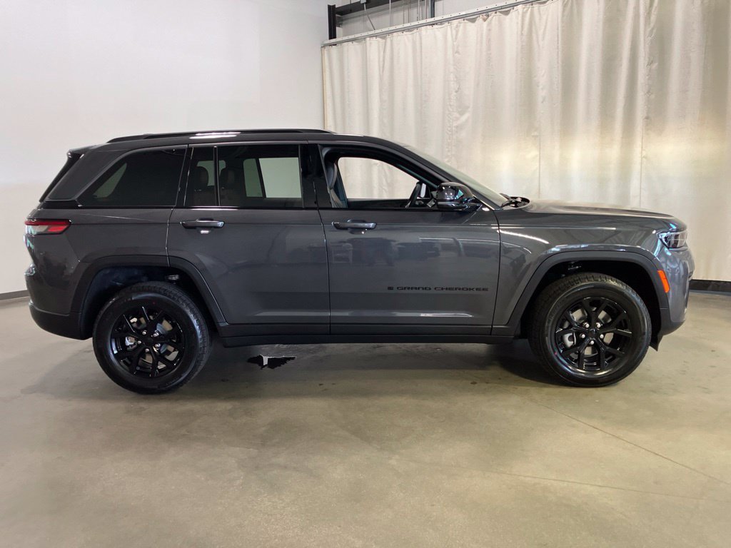 New 2026 Baltic Gray Metallic Clear-Coat Exterior Paint Jeep Laredo Altitude image 29