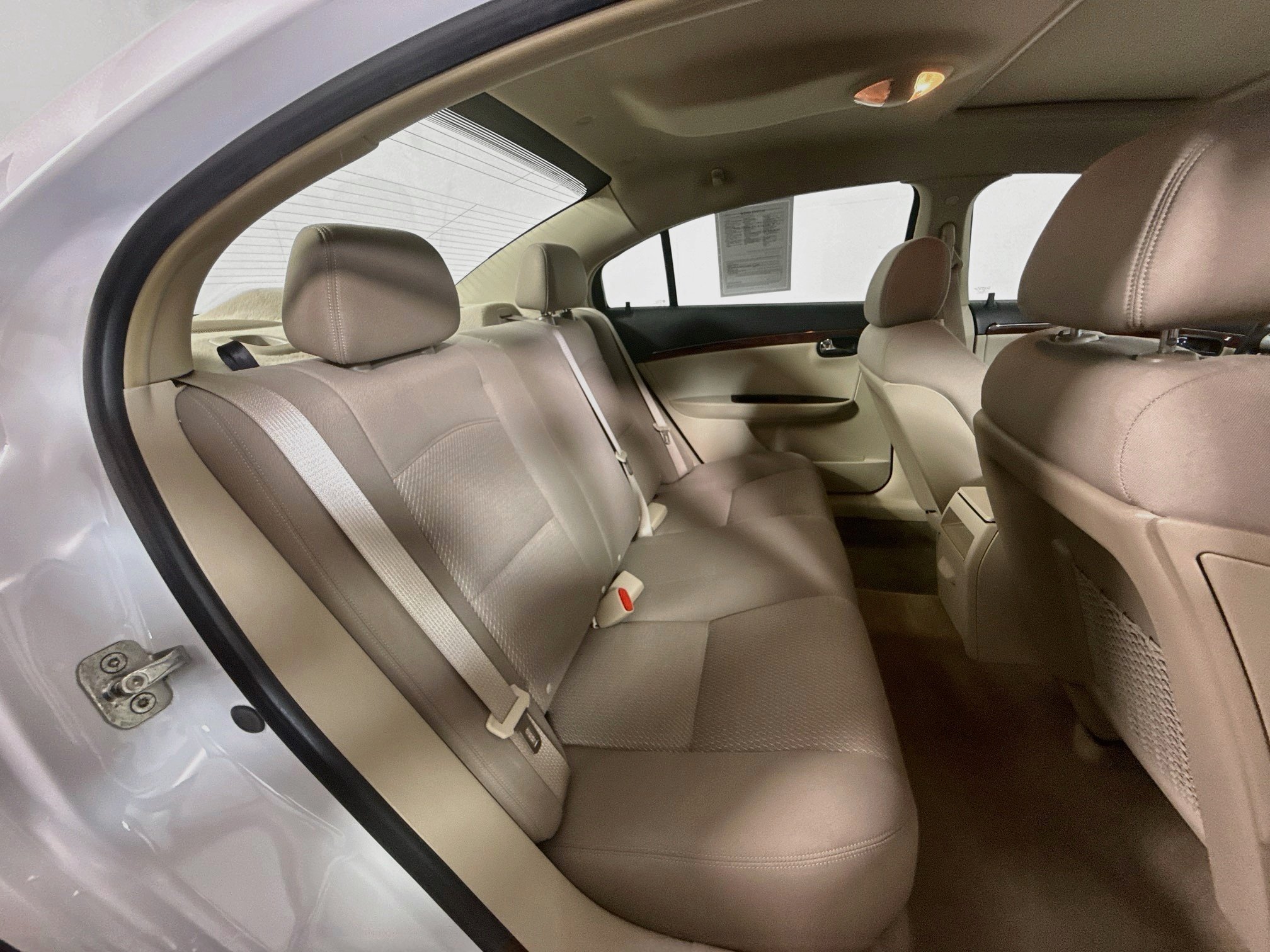 Used 2009 Polar White Saturn XE image 26