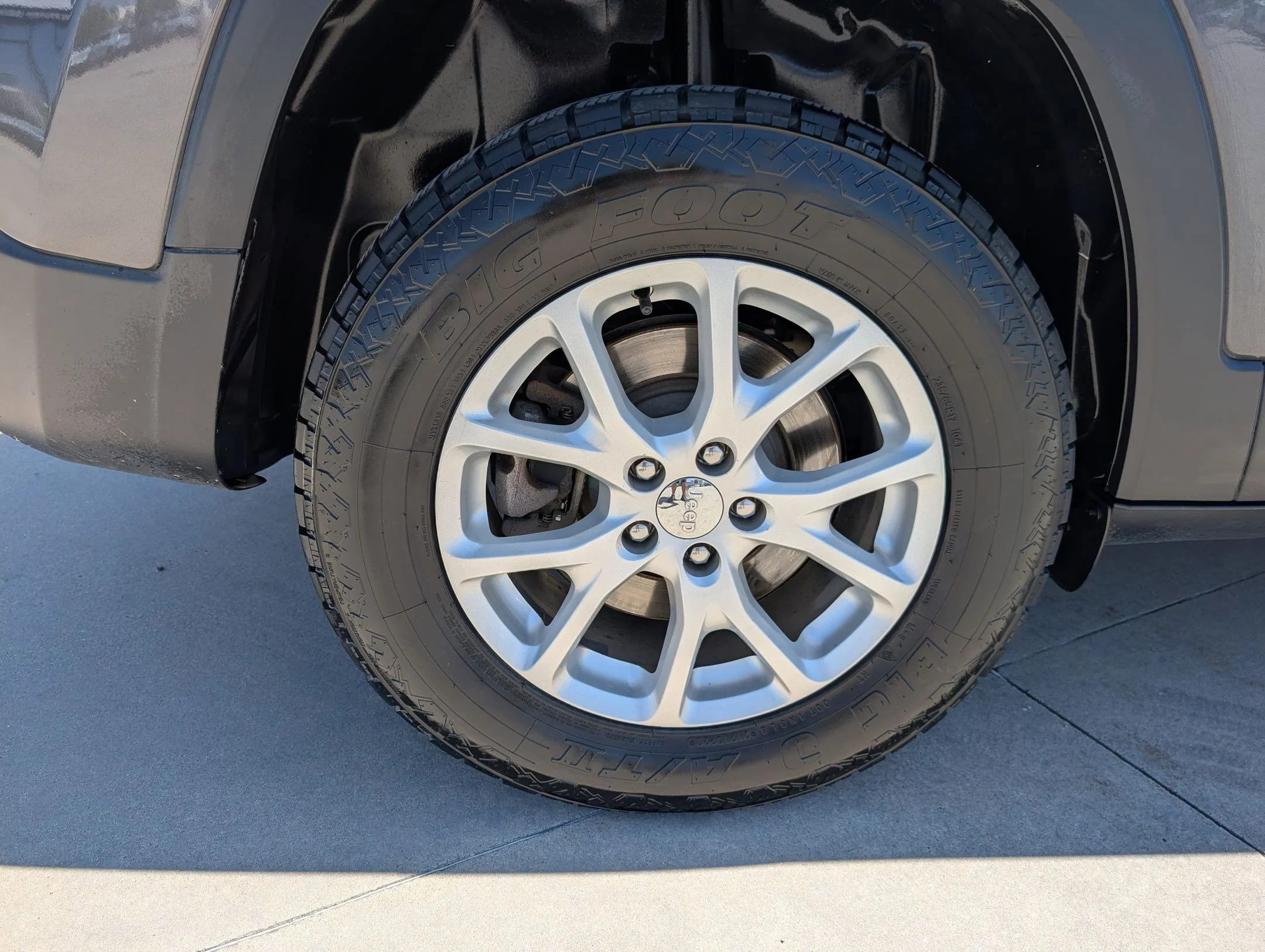 Used 2017 Granite Crystal Metallic Clearcoat Jeep Latitude image 12