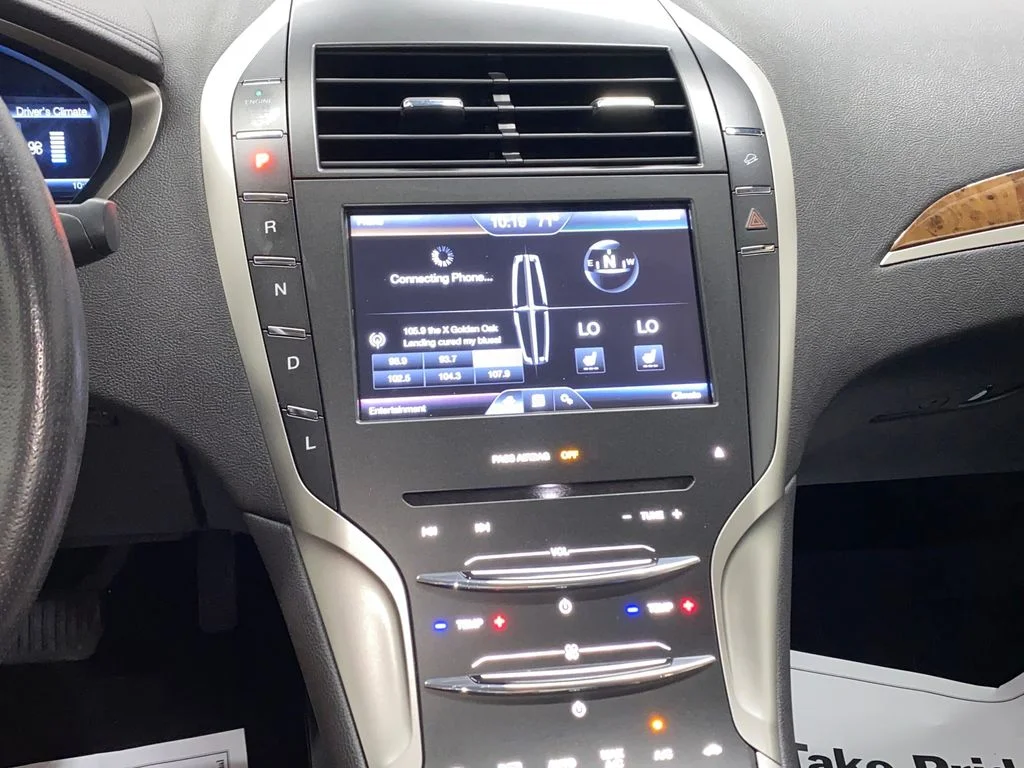 Used 2014 Silver Lincoln Base image 20