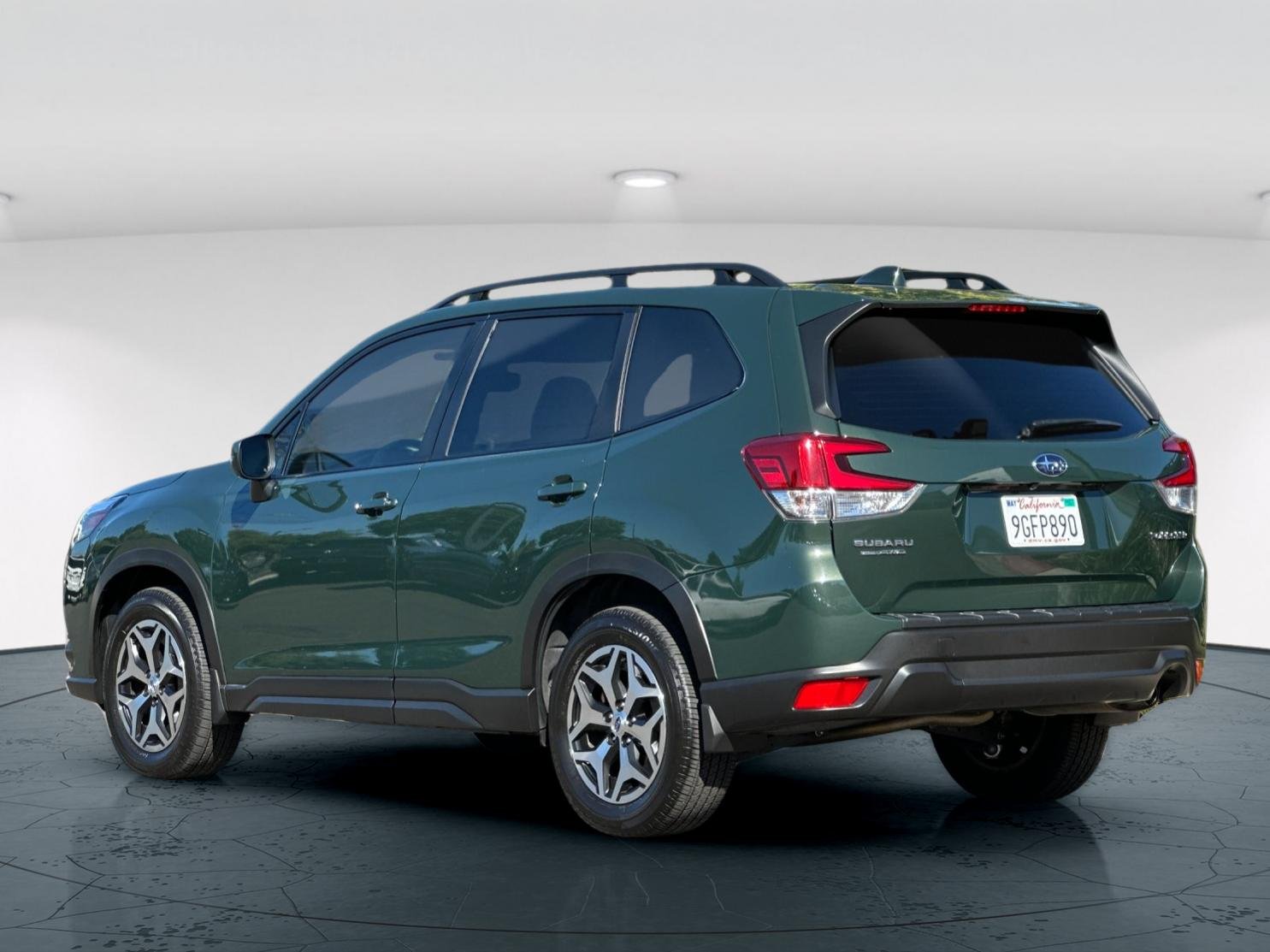 Used 2023 Green Subaru Premium 4D Sport Utility image 4