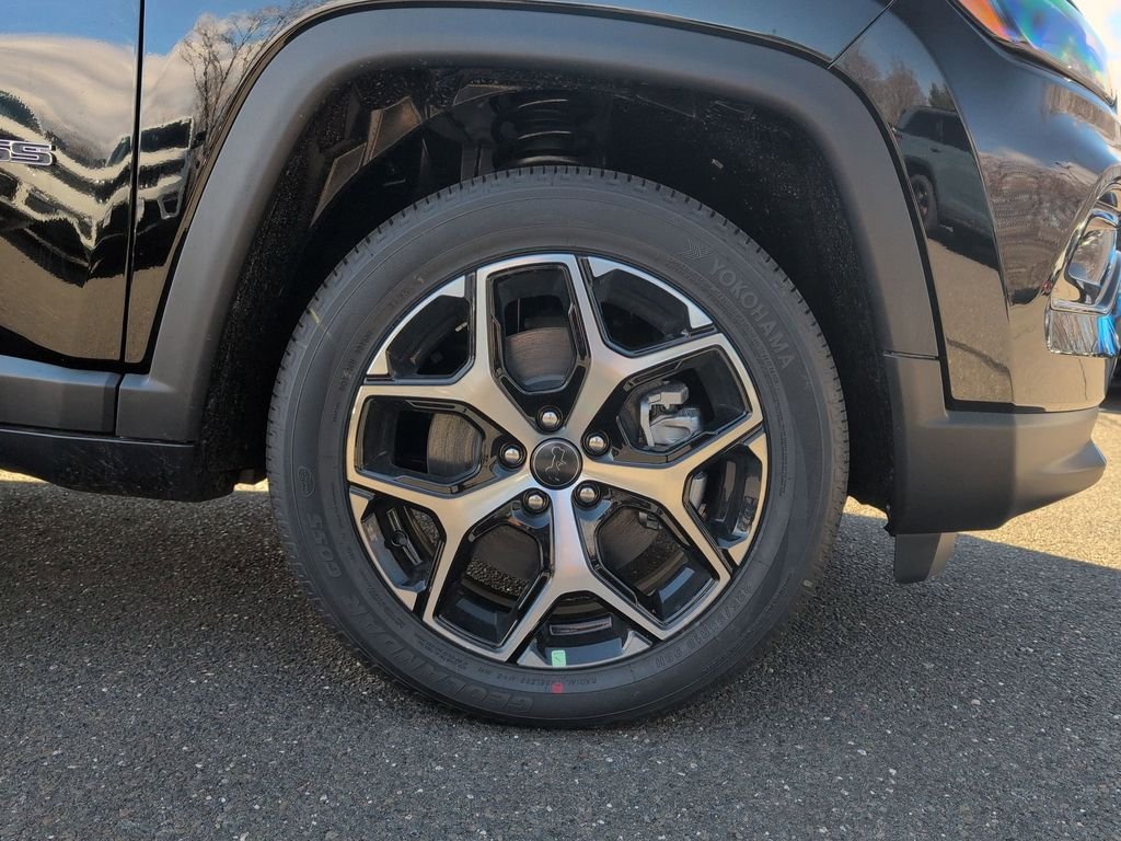 New 2026 Diamond Black Crystal Pearl-Coat Exterior Paint Jeep Limited image 9
