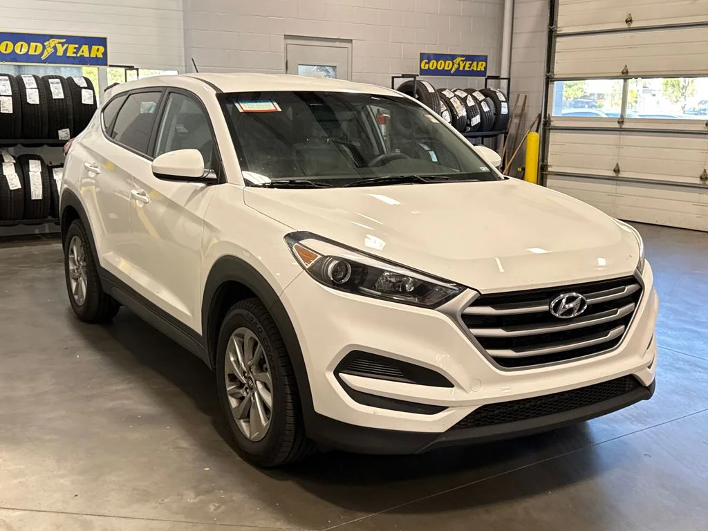 Used 2018 White Hyundai SE image 3