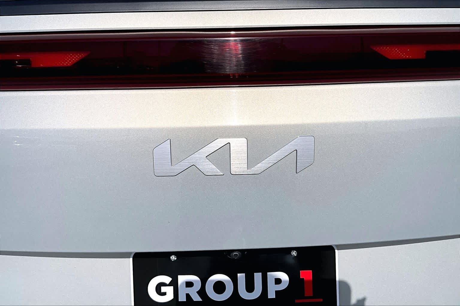 Used 2025 Ivory Silver Kia SX Prestige image 10