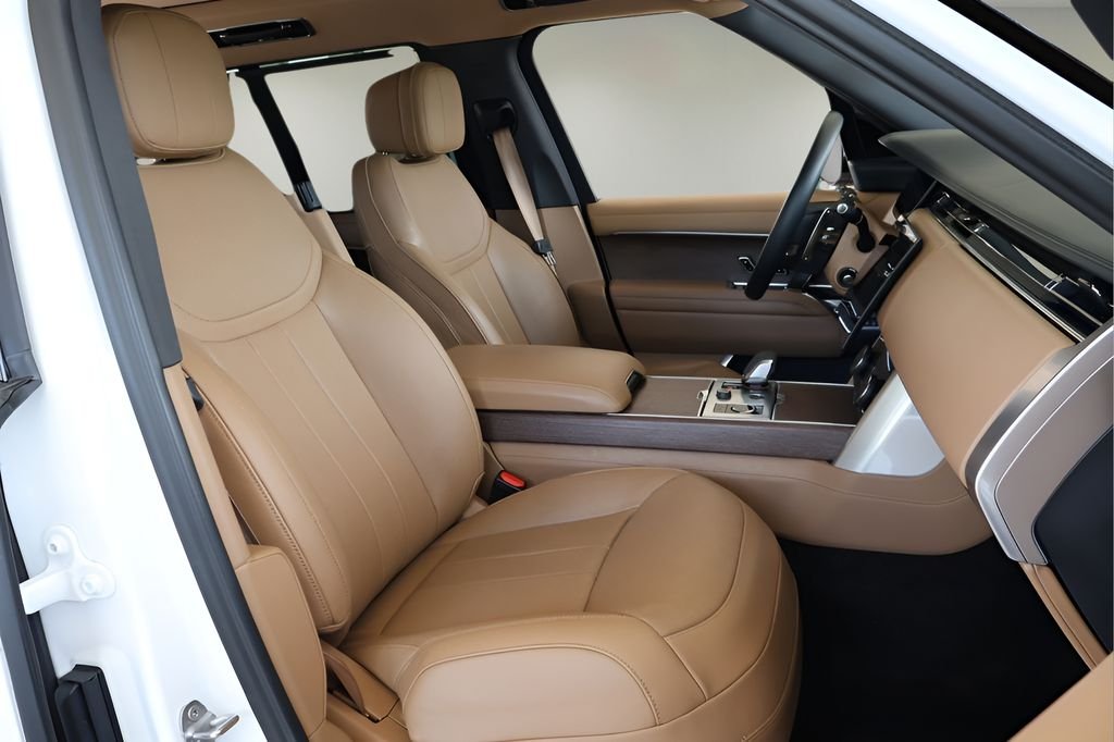 Used 2023 White Land Rover SE image 18
