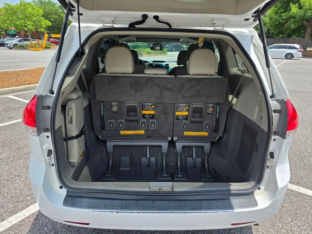 Used 2011  Toyota XLE AAS image 33