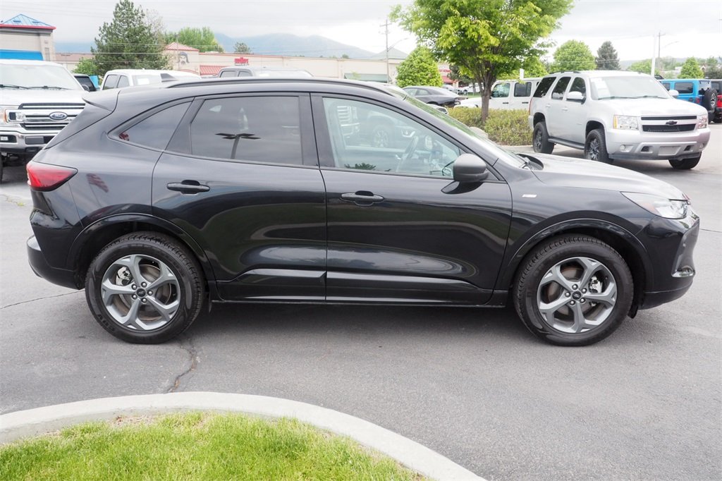 2023 Ford Escape ST-Line photo 2