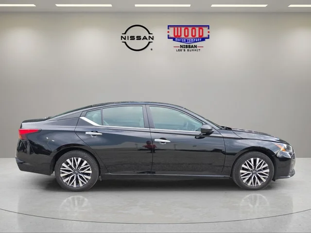 Used 2025 Super Black Clearcoat Nissan 2.5 SV image 2