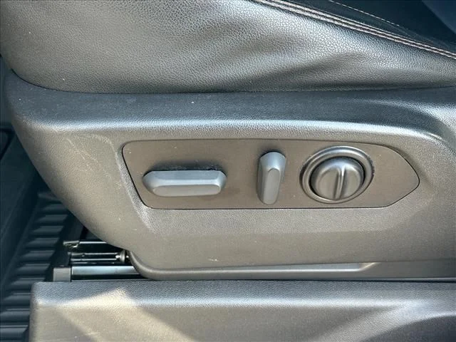 Used 2022 White GMC AT4 image 21