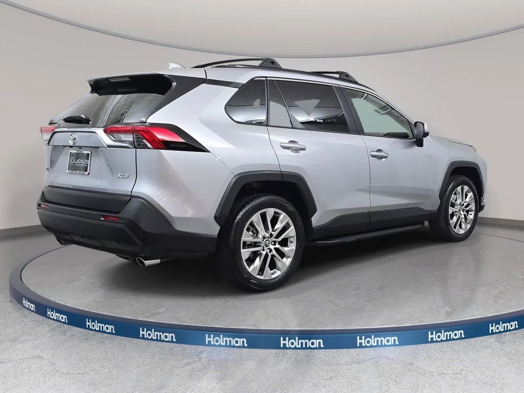 Used 2019 Silver Toyota XLE Premium image 6