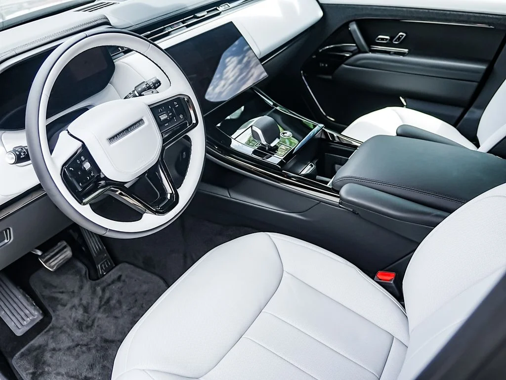 New 2026 Santorini Black Land Rover Dynamic SE image 8