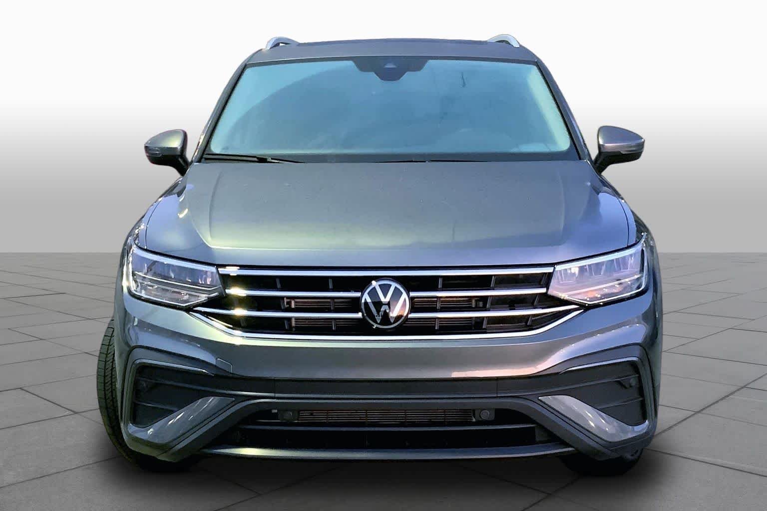 Used 2024 Platinum Gray Metallic Volkswagen SE image 4