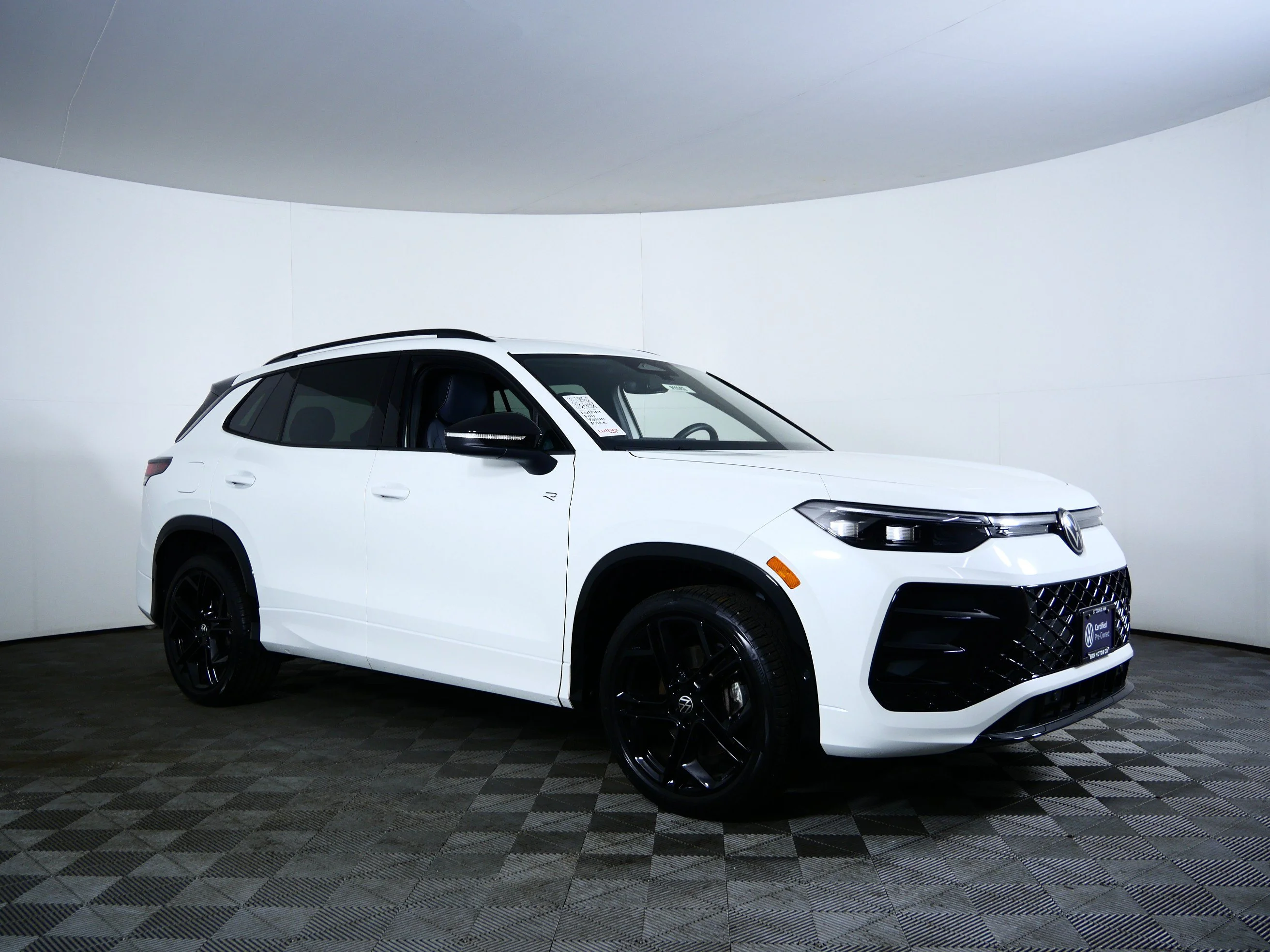 Certified Used 2025 OPAL WHITE PEAR Volkswagen SE R-Line Black image 1
