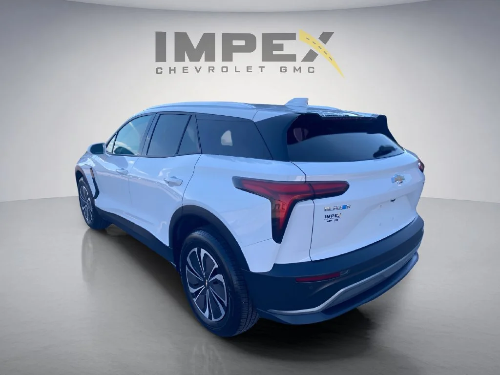Used 2024 Summit White Chevrolet LT image 3