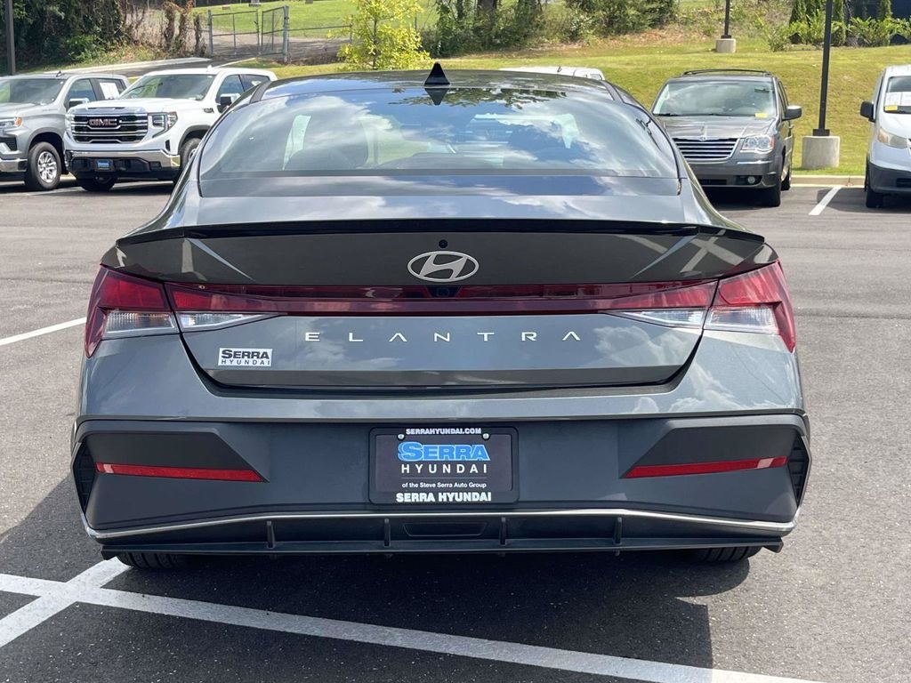 Used 2025 Gray Hyundai SEL Sport image 4