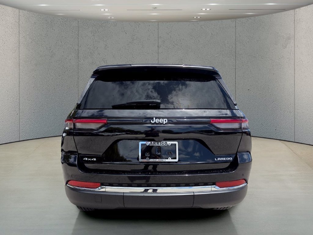 New 2026 Diamond Black Crystal Pearl-Coat Exterior Paint Jeep Laredo X image 6