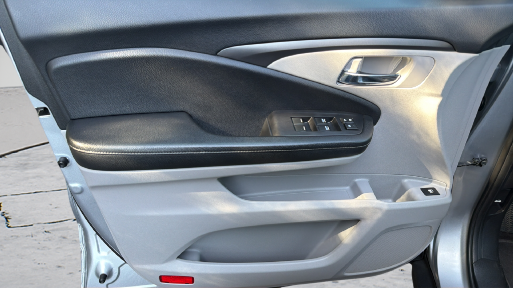 Used 2019 Silver Honda RTL-T image 19