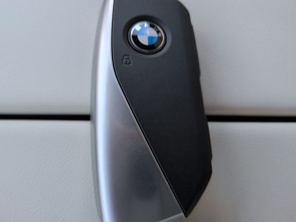 New 2027 White Metallic BMW 530i image 29