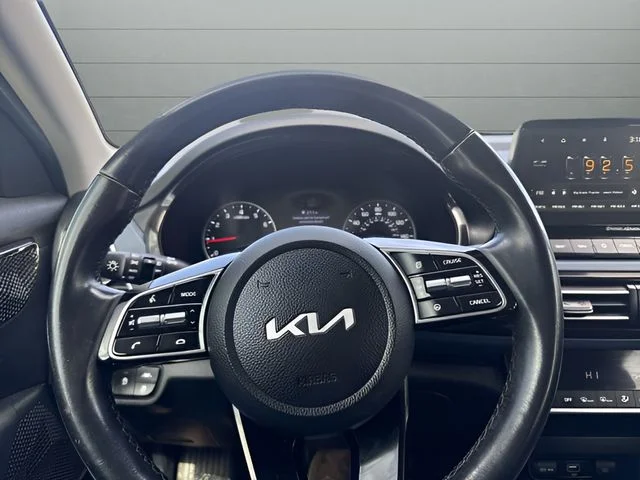 Used 2022 White Kia S image 14