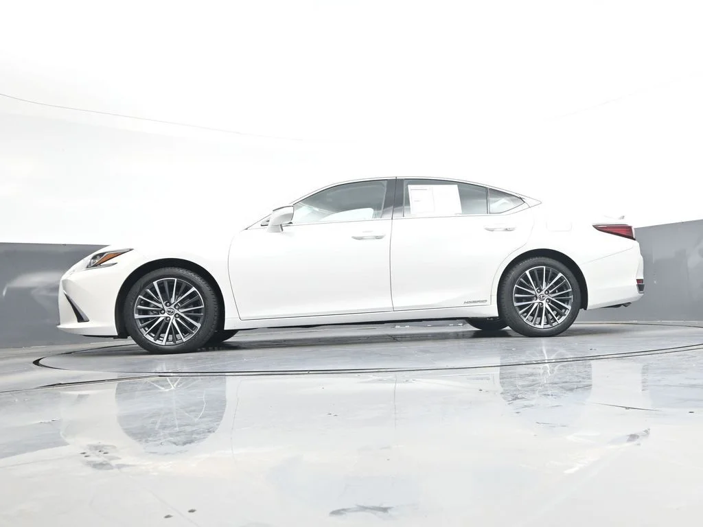 Used 2022 White Lexus 300h image 41