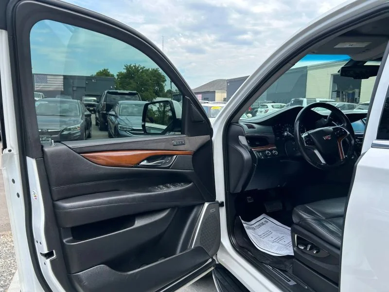 Used 2019 White Cadillac Sport Utility 4D image 44