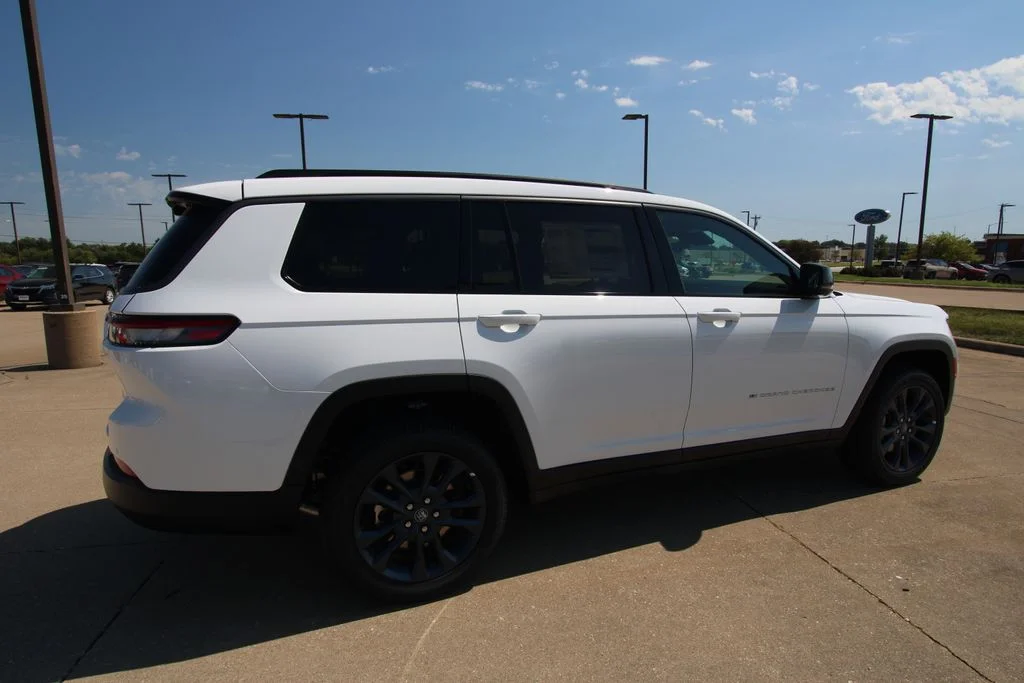 New 2026 Bright White Clear-Coat Exterior Paint Jeep Limited image 5