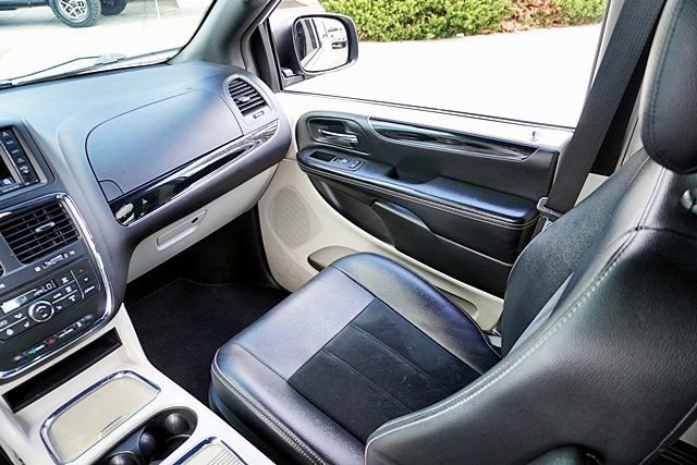 Used 2018 White Dodge SXT image 21