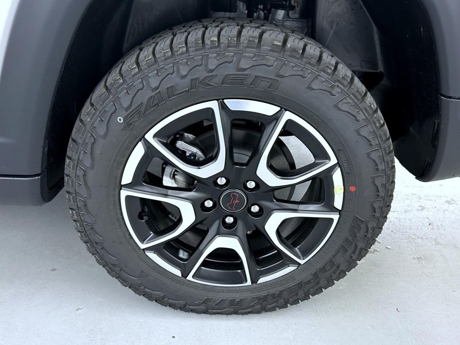 New 2026 Silver Zynith Metallic Clear-Coat Exterior Paint Jeep Trailhawk image 23