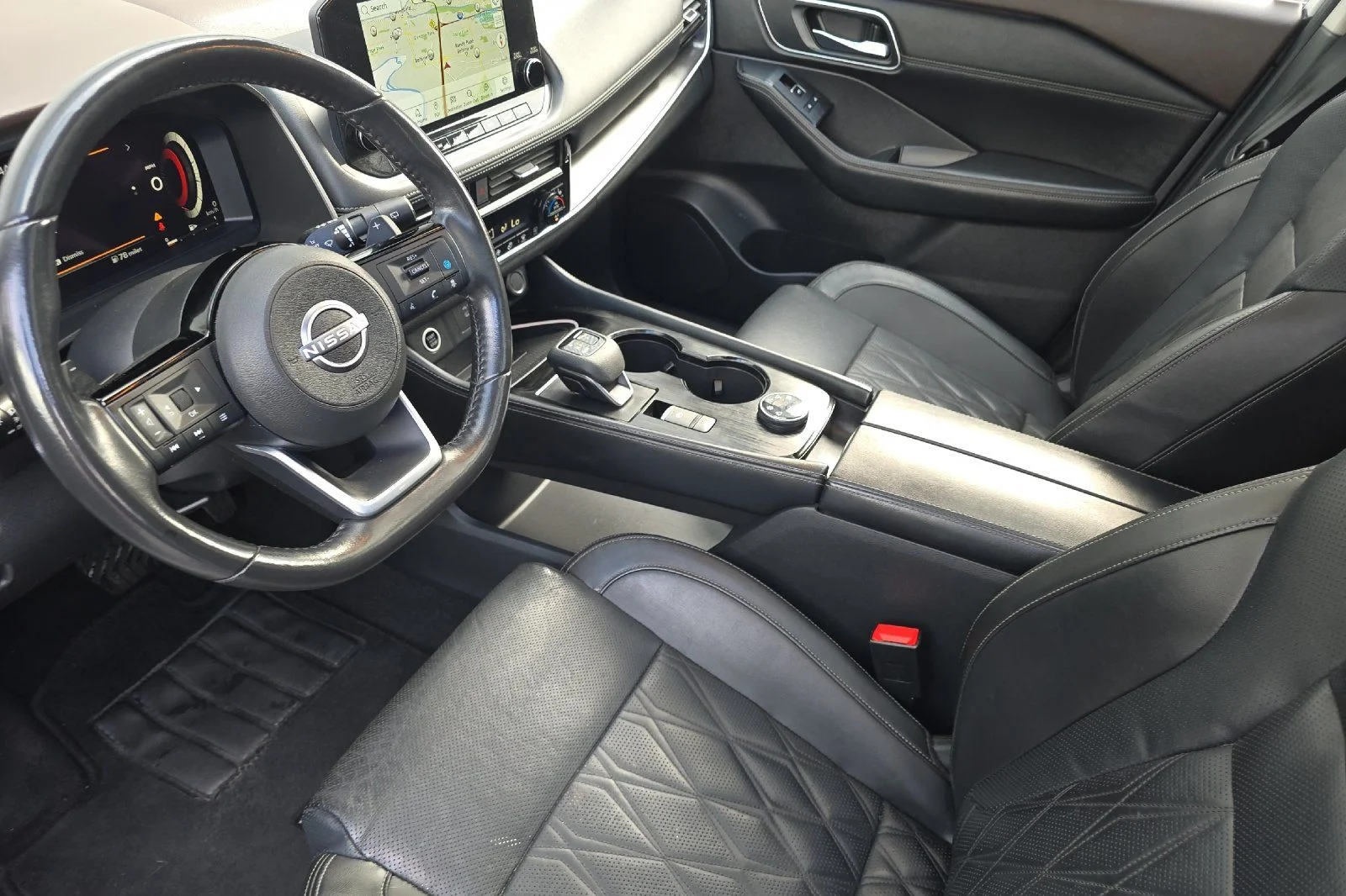 Used 2023 White Nissan Platinum image 9