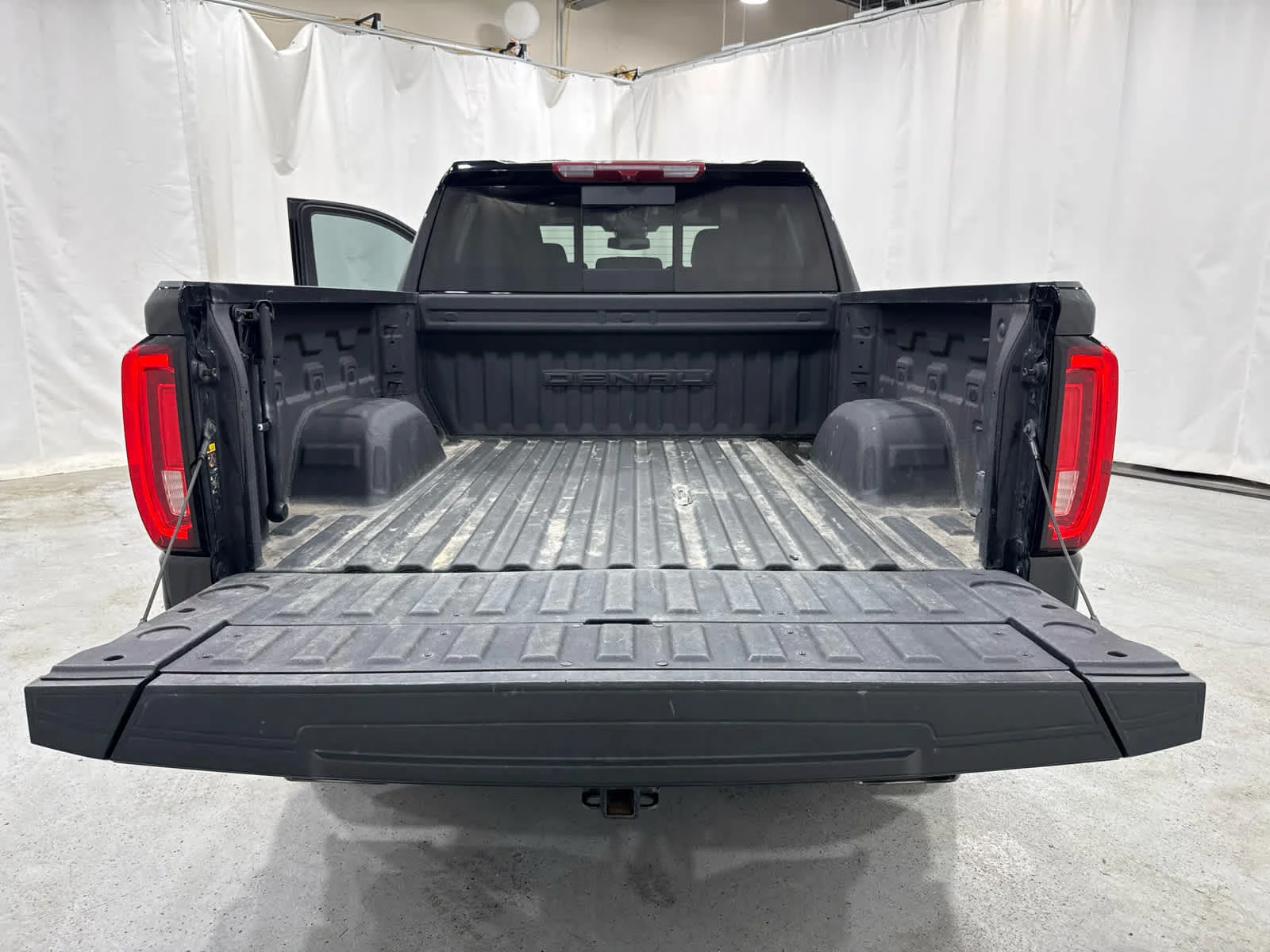 Used 2023 ONYX BLACK GMC Denali image 13