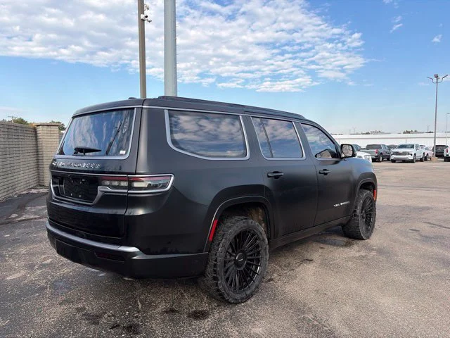 Used 2024 Diamond Black Crystal Pearlcoat Jeep Series III Obsidian image 7