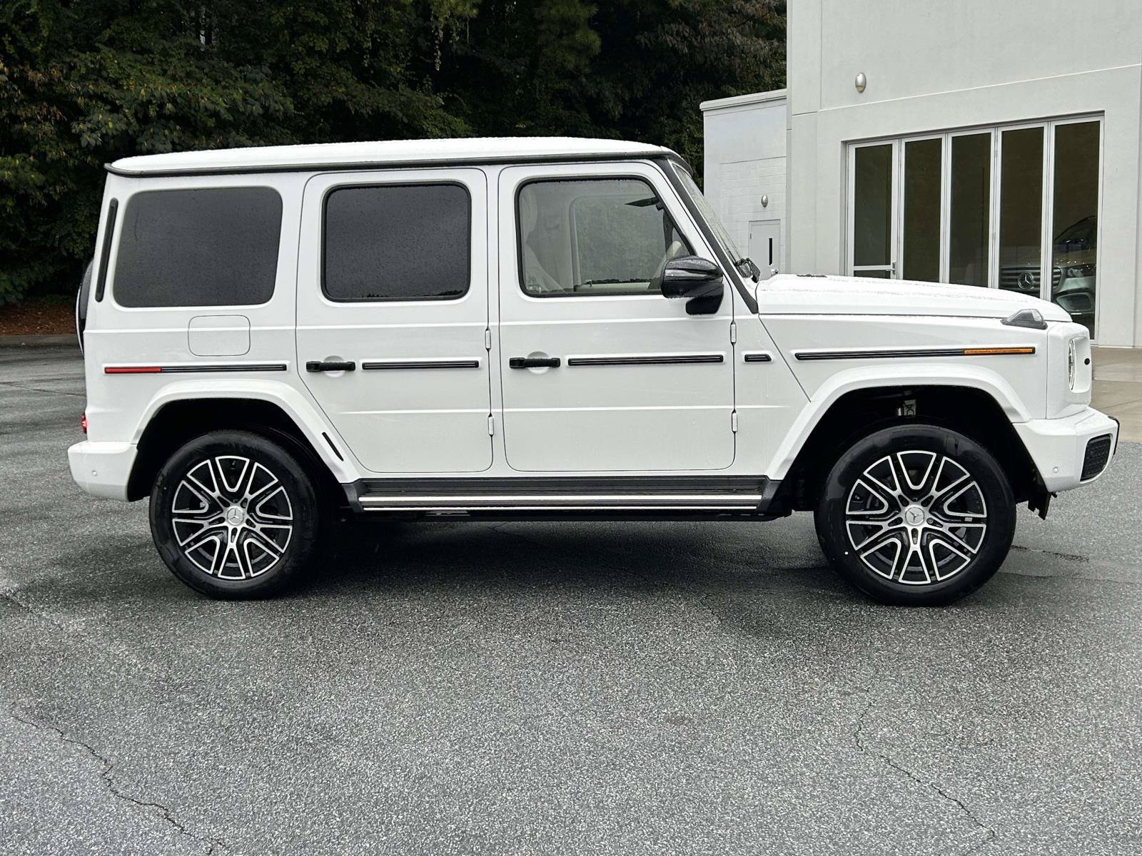 New 2027 MANUFAKTUR Moonlight White Metallic Mercedes-Benz G 580e SUV image 5