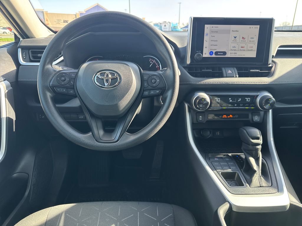 2025 Toyota RAV4 XLE - Photo 18