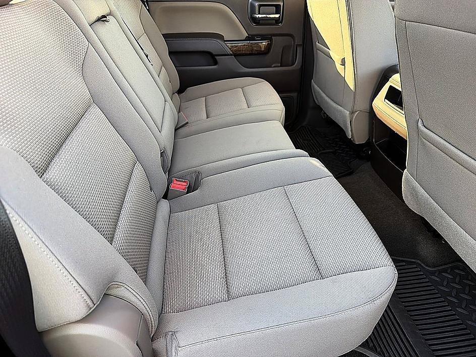 Used 2018 Deep Ocean Blue Metallic Chevrolet LT image 25