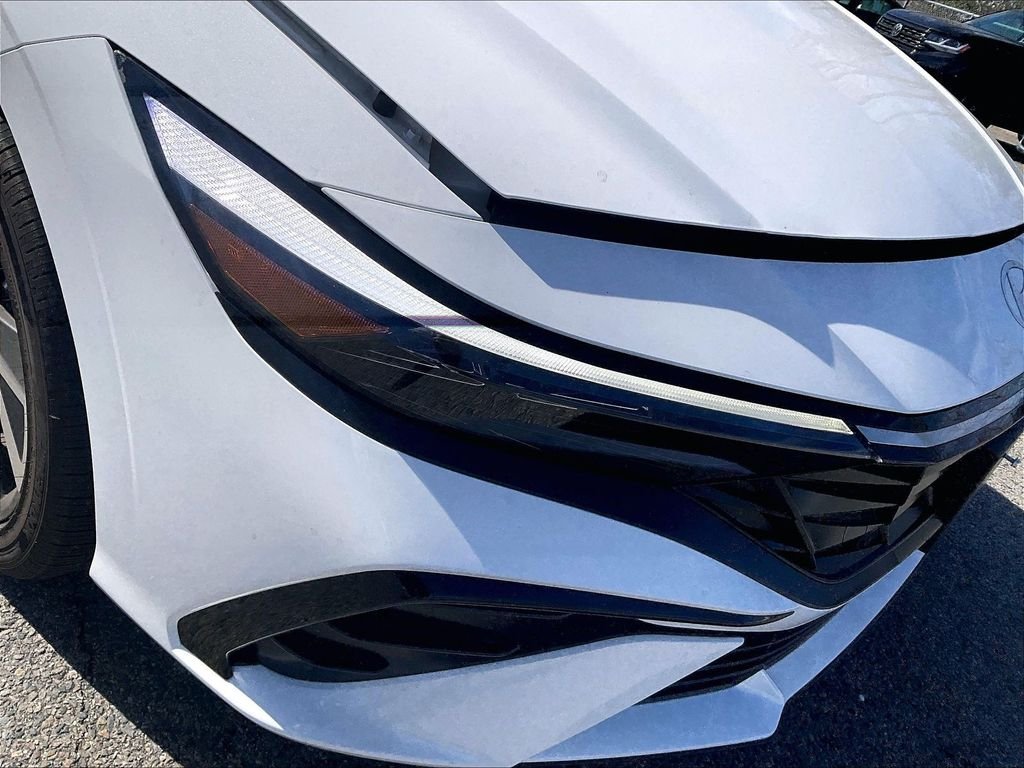 Used 2025 White Hyundai SEL Convenience image 31