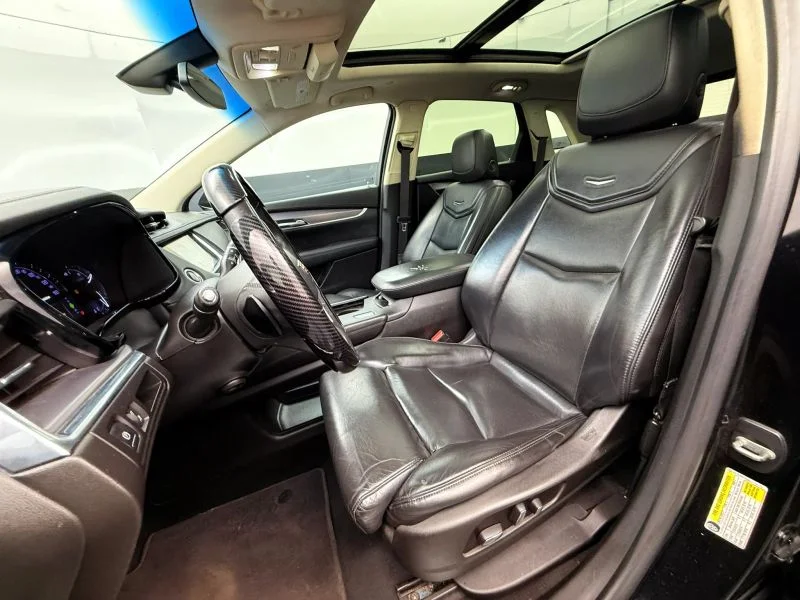 Used 2017  Cadillac Luxury Sport Utility 4D image 28