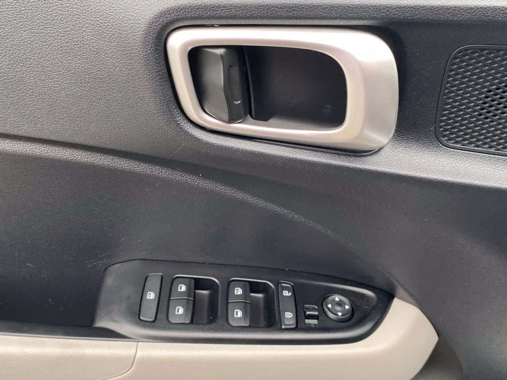 Used 2025 White Hyundai SEL image 19
