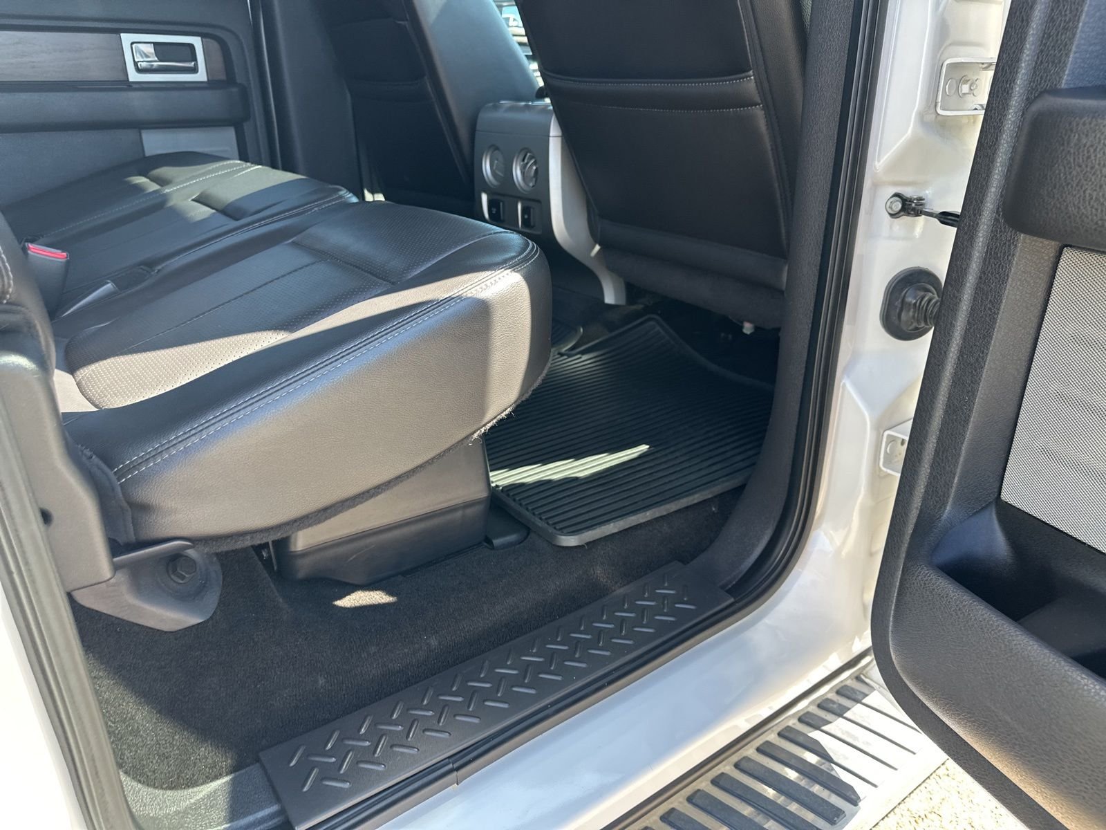 Used 2014 White Ford Lariat image 32