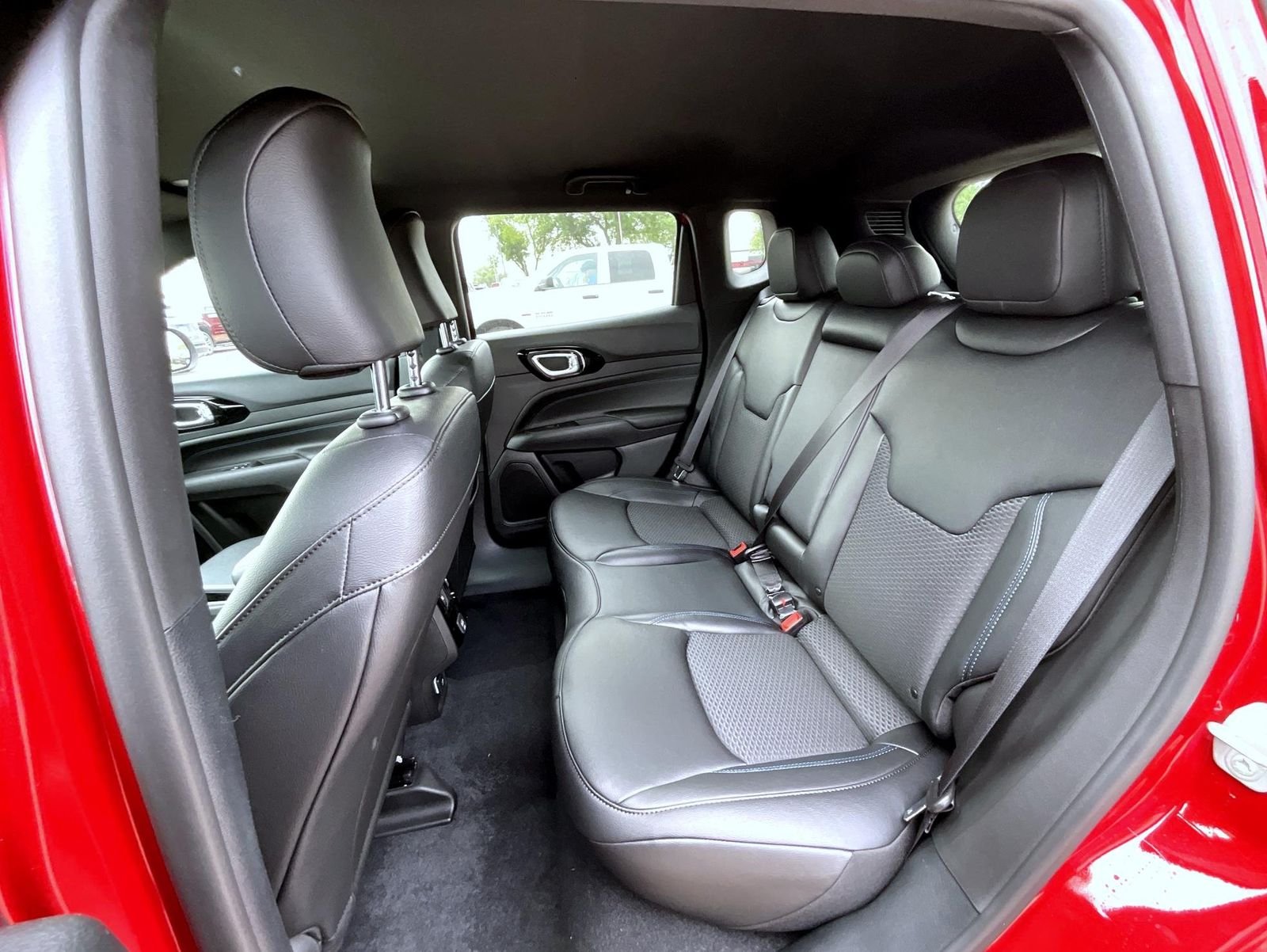 New 2026 Red Hot Pearl-Coat Exterior Paint Jeep Latitude image 12