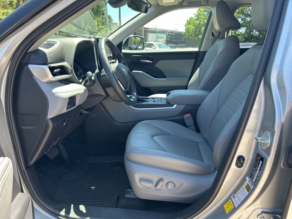Used 2021 Silver Toyota XLE image 18