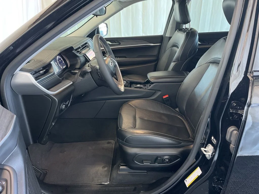 Used 2023 Black Jeep Limited image 3
