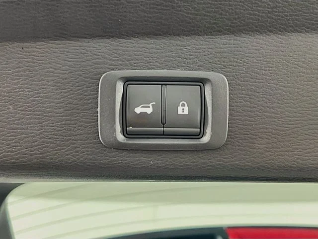 Used 2025 Silver Mitsubishi SE image 27
