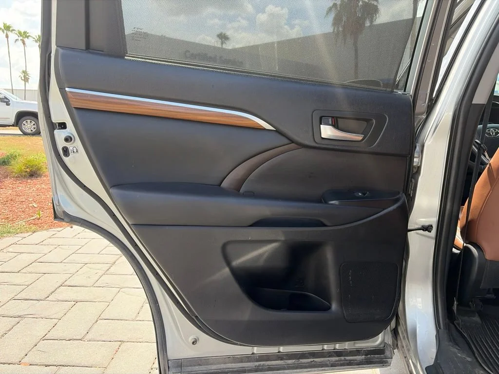 Used 2019  Toyota Limited image 17