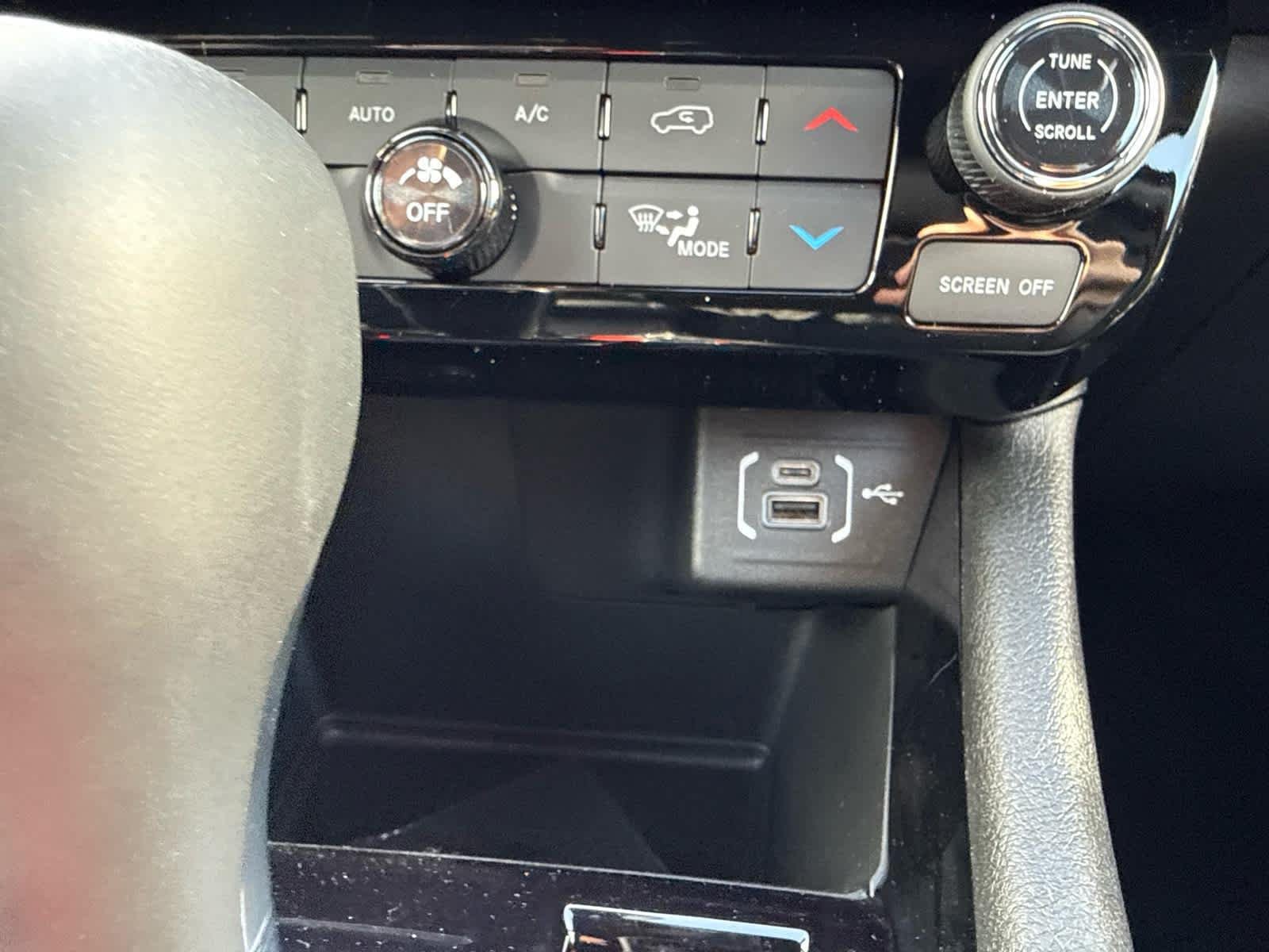 New 2026 Diamond Black Crystal Pearlcoat Jeep Latitude image 24