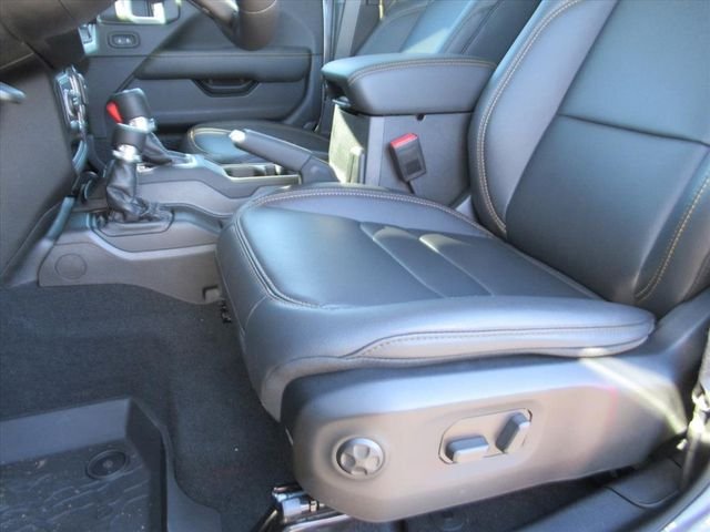 New 2026 Granite Crystal Metallic Clear-Coat Exterior Paint Jeep Sahara image 15